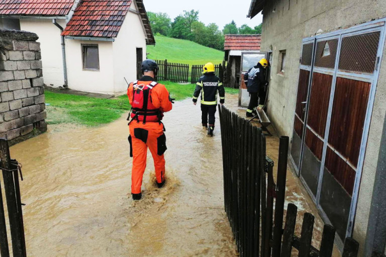 Vanredna situacija na delu teritorije Užica: MUP evakuisao sedam osoba, bile zaglavljene zbog poplava! (FOTO)