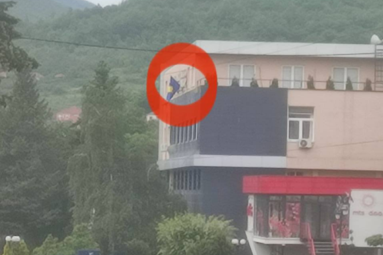 Sraman potez Prištine! Zastava tzv. Kosova na zgradi opštine Leposavić