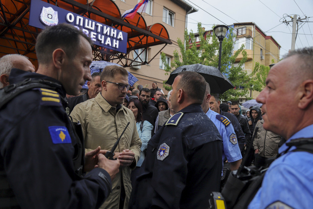 Kosovska policija dala sramno saopštenje: Građani se okupili da spreče gradonačenike da uđu u prostorije, angažovane "relevantne jedinice"