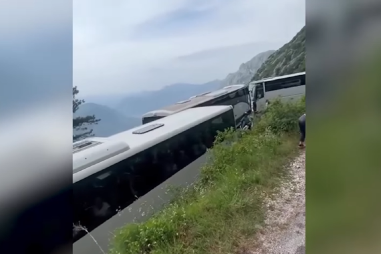 Haos na Kotorskim serpentinama: Ogromna kolona vozila zaglavljena u saobraćaju pet sati, ljudi mole za pomoć (VIDEO)