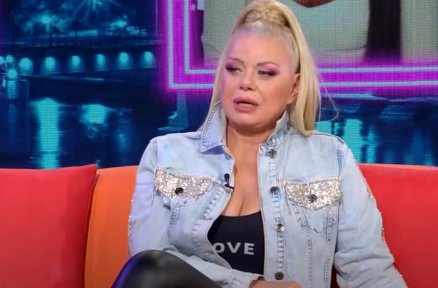 Ove dame sa estrade imaju gigantske grudi! Neke je priroda nagradila, a druge su morale pod nož