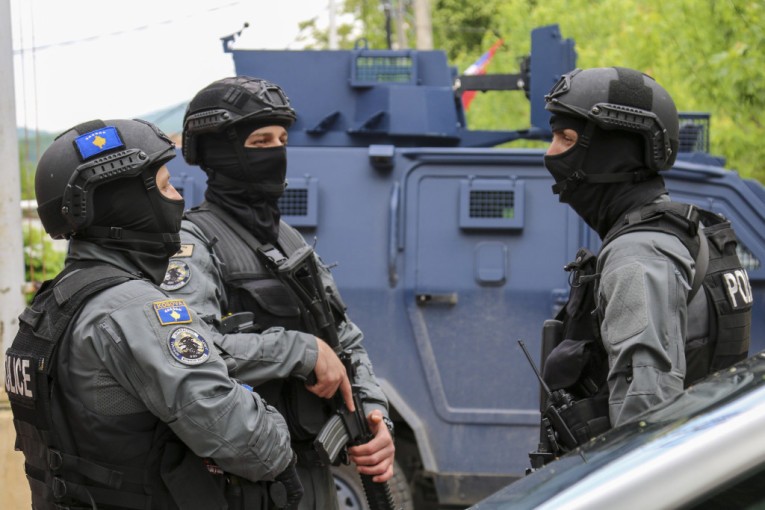 Kurtijev teror se nastavlja - uhapšen Srbin na Bistričkom mostu! Priveli ga specijalci policije tzv. Kosova