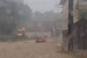 Jako nevreme pogodilo naselje Čerević: Čitava ulica je potopljena, bujica nosi automobile (VIDEO)