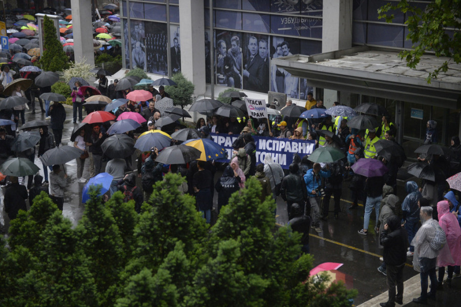 Opozicija nastavlja sa izmišljanjem i laganjem! Narod je za njih rulja i glup!