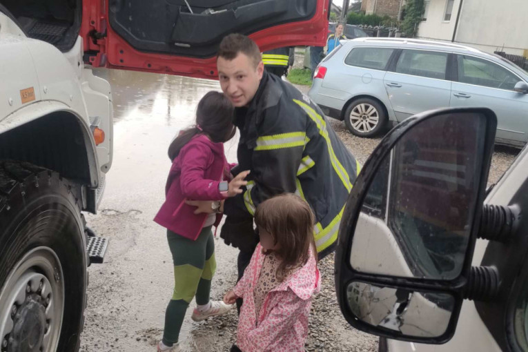 Jako nevreme pogodilo Srbiju: Vatrogasci-spasioci decu iznosili preko nabujale vode, pomogli građanima da se evakuišu (FOTO)