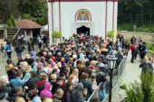 U Tumanu tradicionalno presvlačenje moštiju Svetog Zosima: Reka ljudi dolazi u manastir prve nedelje po Spasovdanu
