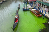 Voda u glavnom kanalu u Veneciji postala fluorescentno zelena: Nadležni pokušavaju da utvrde uzrok! (FOTO)