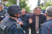 Srpska lista i građani ispred zgrade opštine Zvečan, traže da novi gradonačelnik ne dolazi i da se povuče policija
