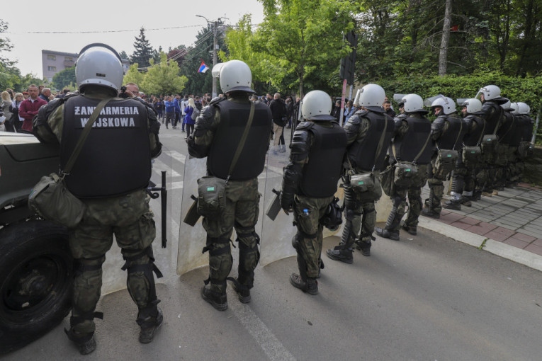 UŽIVO! Na severu KiM Kfor i kosovska policija drže pod blokadom zgrade opština! Bačen i suzavac! Ambasador SAD sazvao sastanak (VIDEO/FOTO)