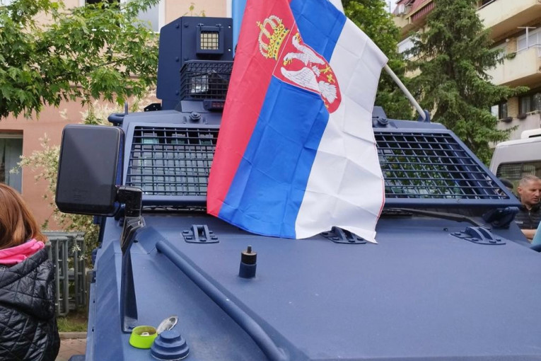 Četiri S i srpska trobojka na vozilima tzv. kosovske policije