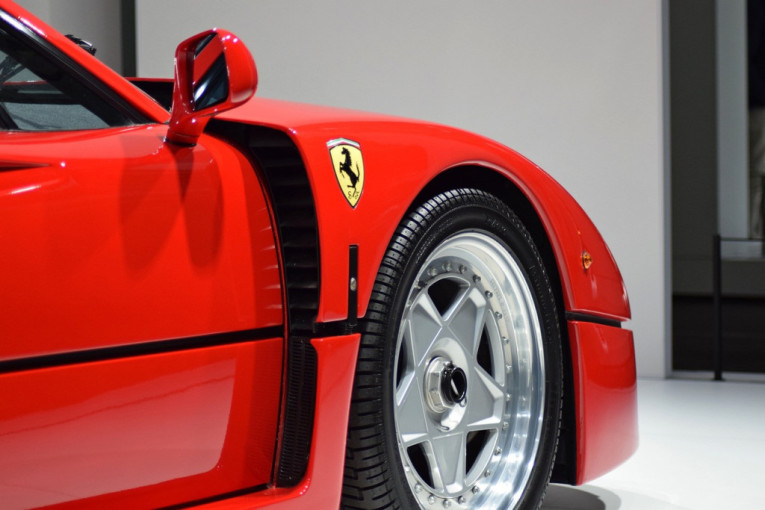 Nesvakidašnji prizor u Monaku: Legendarni Ferrari F40 parkiran na luksuznoj jahti (FOTO/VIDEO)