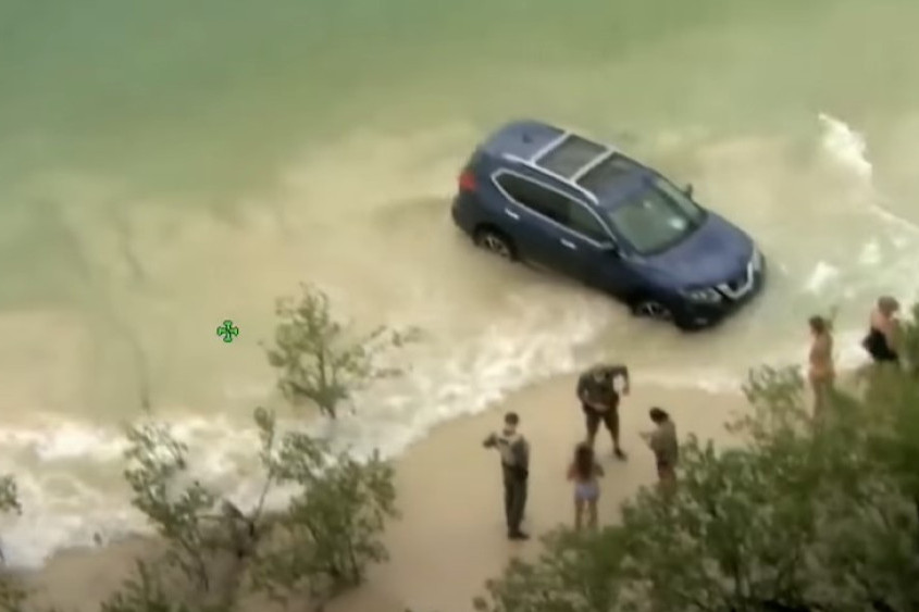 Žena pijana vozila po plaži, automobil joj završio u vodi (VIDEO)
