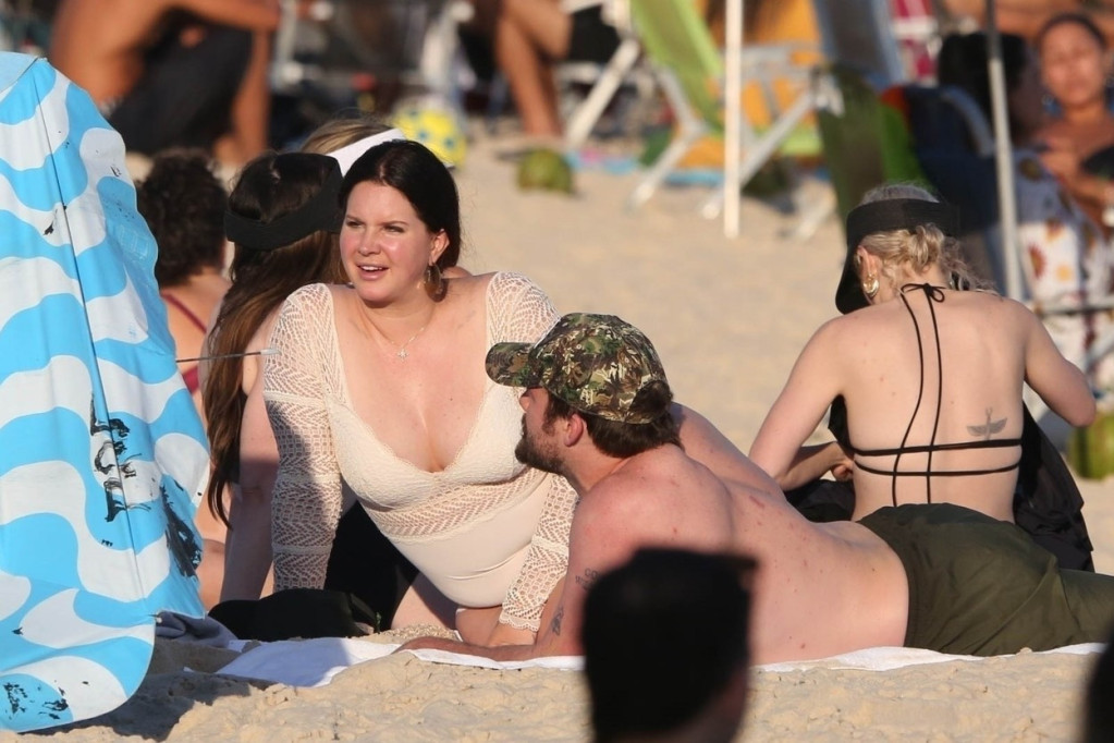 Lana del Rej neprepoznatljiva: Pogledajte fotke sa plaže! Pevačica obukla jednodelni kostim, ne krije višak kilograma