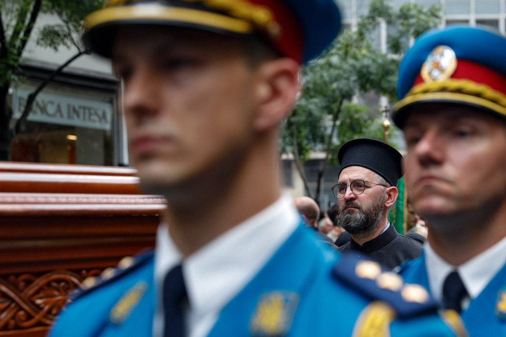 Beograd večeras staje, celiva se relikvija sa Svete Gore: Učenik Matematičke gimnazije nosi časni krst, a ovo je trasa litije (FOTO)