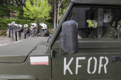 Komandant Šits: Pripadnici kosovske policije u vozilima kao taoci; Okupljeni Srbi: Ne želimo ih za taoce, neka idu kući