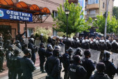 Situacija u Zvečanu mirna: Kfor se i dalje nalazi ispred opštine, građani se povukli