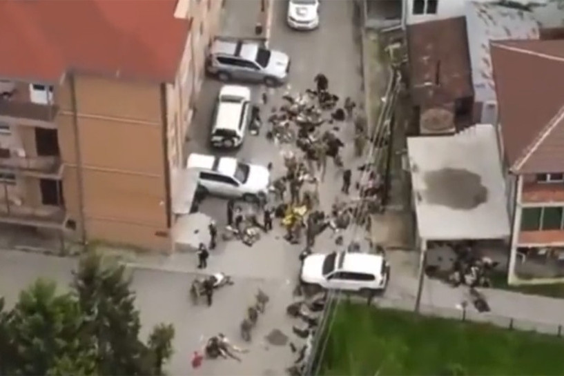 Prvi snimci povređenih u Zvečanu: Ranjeni leže nasred puta, Kfor zbrinjava svoje vojnike (VIDEO)