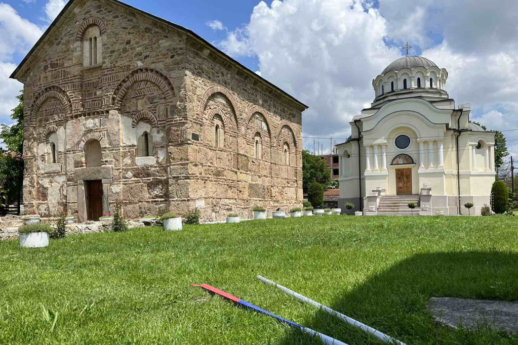 Incidenti u Lipljanu: Prećeno Srbima, polomljen jarbol i odneta zastava sa crkve