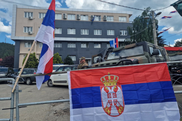 Srpske trobojke na Kforovim bodljikavim žicama: Srbi u Leposaviću "ukrasili" barikade zastavama