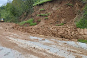 Klizišta na teritoriji opštine Ivanjica: Ogromna količina zemlje se obrušila na put (FOTO)