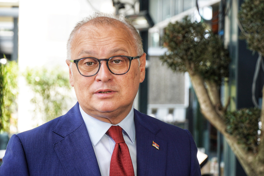 Vesić: Svi auto-putevi prohodni, sneg čisti 1.450 radnika