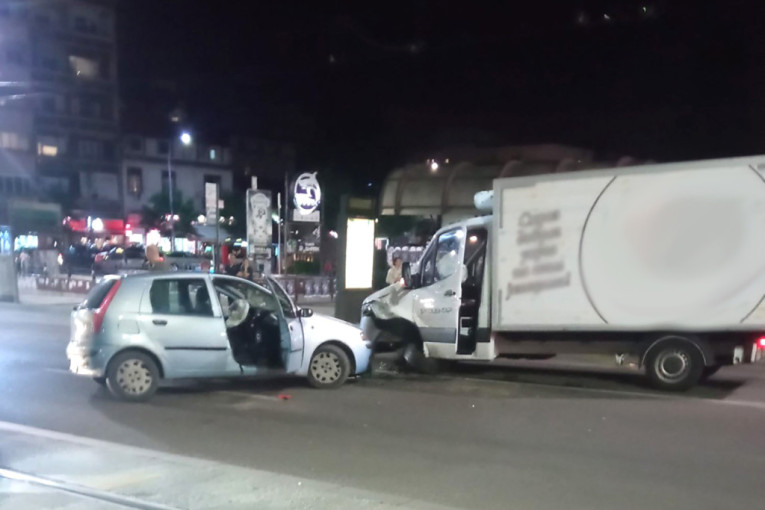 Sudar automobila i kamiona kod Vukovog spomenika: Od siline udarca otpao točak na kamionu!