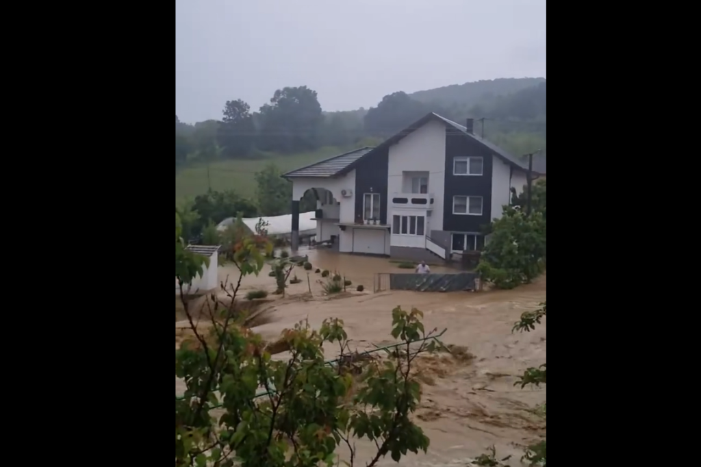 Jaka kiša na severu BiH, bujice poplavlile saobraćajnice: Pred stanovnicima je besana noć