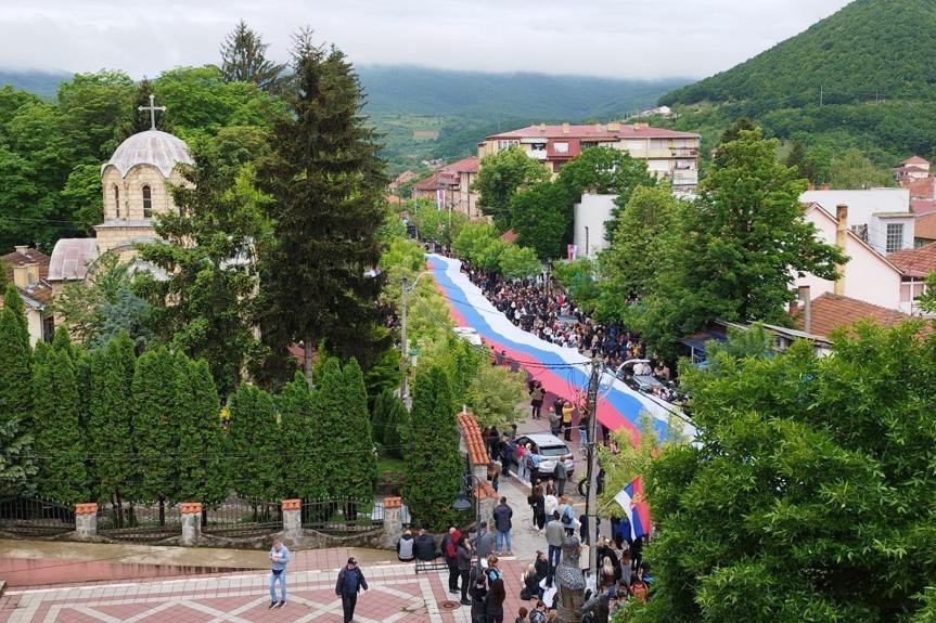 Nastavljaju se mirni protesti: Nekoliko hiljada Srba u Zvečanu razvilo zastavu Srbije dugu 250 metara (FOTO/VIDEO)