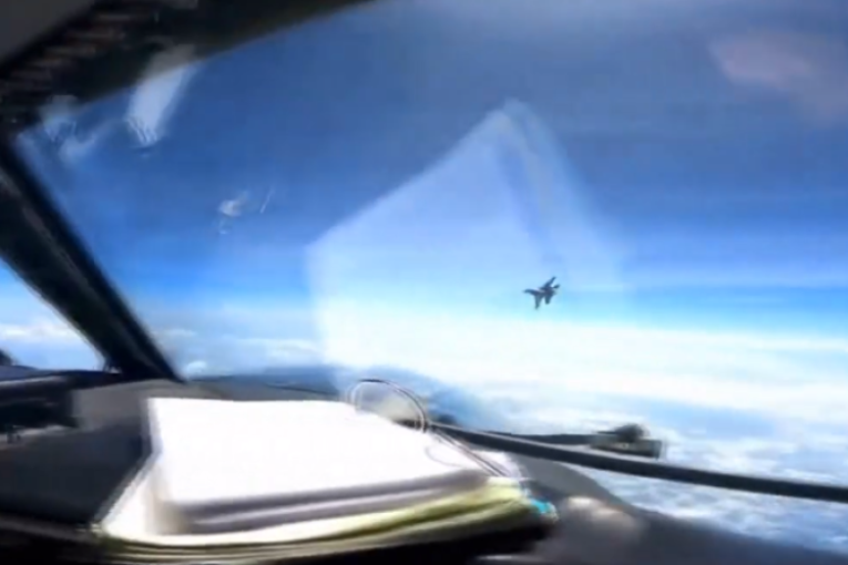Incident iznad Južnog kineskog mora: Kineski avion presreo američku izviđačku letelicu! (VIDEO)