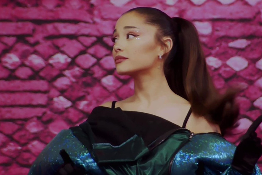 Ariana Grande je prepoznatljiva po savršeno izvučenom ajlajneru, sada je otkrila kako ga u jednom potezu nanosi (VIDEO)