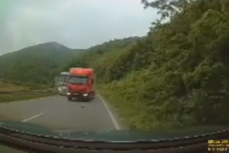 Snimak od kojeg se diže kosa na glavi! Bahati kamiondžija preticao preko pune linije - za dlaku izbegao tragediju! (VIDEO)