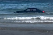 BMW završio u moru, izvlačila ga obalska straža: "Ne možete ovde da se parkirate!" (VIDEO)