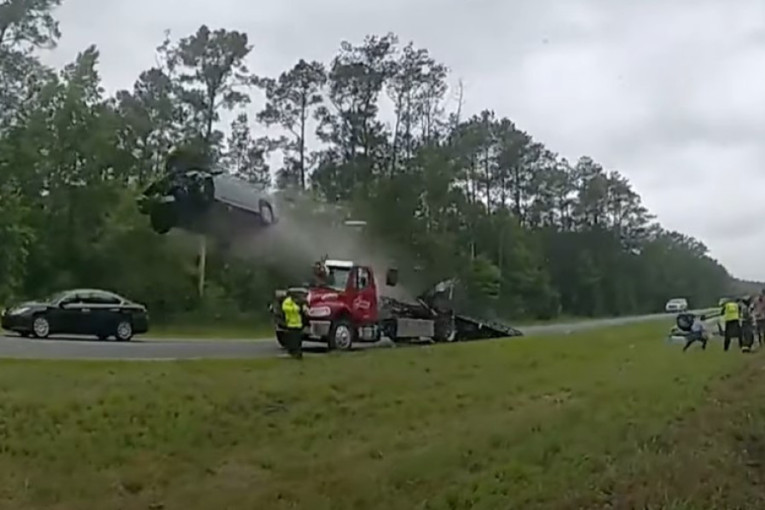 Policajci sprovodili uviđaj na putu kada je drugi automobil odjednom proleteo kroz vazduh (VIDEO)