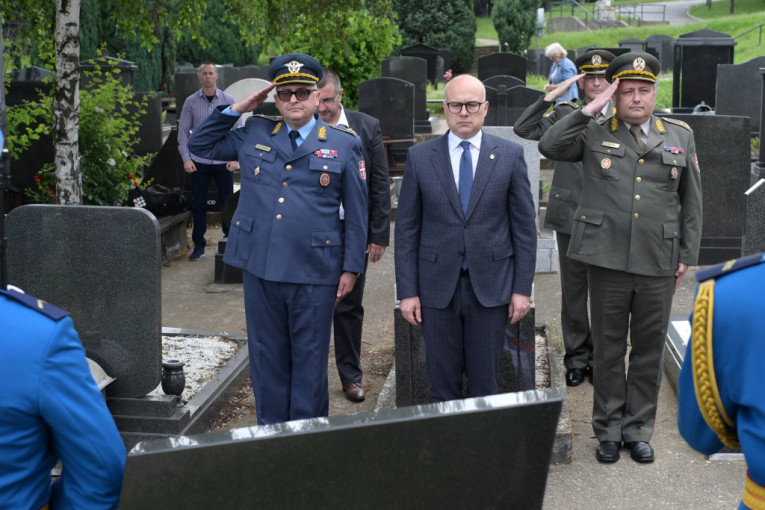 Ministar Vučević položio venac na grob palom heroju sa Paštrika Bošku Lemiću (FOTO)