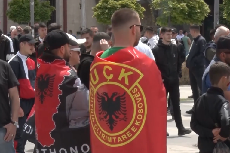 Nastavljaju se provokacije Albanaca: U južnom delu Kosovske Mitrovice osvanulo cveće dizajnirano u obliku "UČK" (VIDEO)