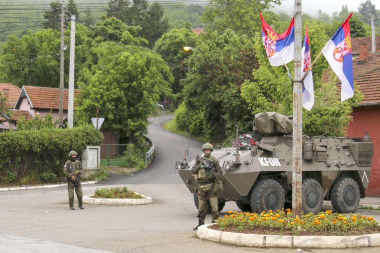 Kfor pojačava svoje snage na KiM: Stiglo 130 rumunskih vojnika