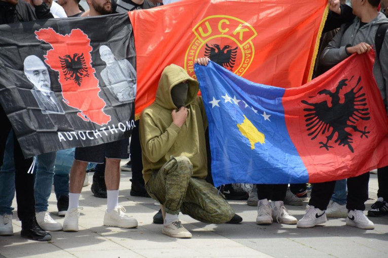 Protest Albanaca u Južnoj Mitrovici: Pozivaju da se ide na most na Ibru, vijore se zastave velike Albanije i tzv. OVK (FOTO/VIDEO)