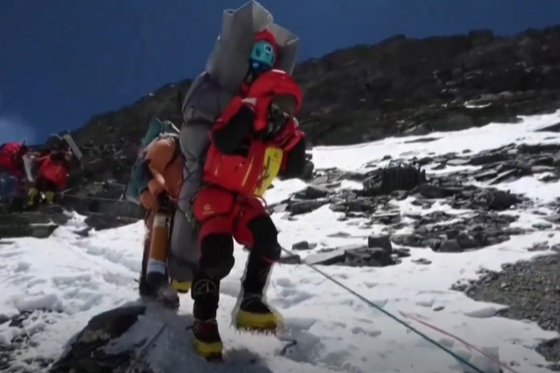 Planinara pronašli smrznutog u "zoni smrti" na Himalajima: Šerpasi ga satima nosili na leđima i spasli mu život (VIDEO)