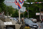 Na severu Kosova i dalje tenzično: Srbi se okupili ispred opštine u Zvečanu