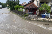 Poplavljene ulice i seoski putevi: Snažno nevreme pogodilo Čačak, pod vodom se našli i njive i voćnjaci (FOTO)