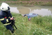 Nezgoda u Slavoniji: Mrtav pijan "golfom" sleteo s puta, pa upao u kanal - izvlačili ga vatrogasci (FOTO)