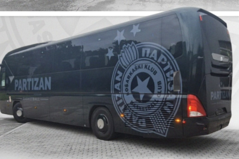 Partizan predstavio klupski autobus! Gde god da pođu, crno-bele košarkaše će pratiti moćna poruka! (FOTO)