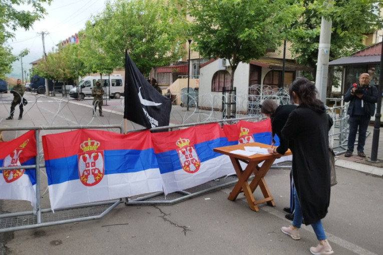 Srbi istrajni: Deseti dan ispred Opštine u Zvečanu