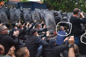 Uhapšeni Srbi nisu učestvovali u neredima: Na fotografijama se jasno vidi da su u trenutku hapšenja mirno sedeli na zemlji (FOTO)