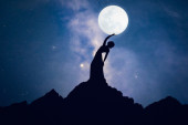 Ružičasti pun mesec u Strelcu donosi značajne promene za ova četiri horoskopska znaka: Stižu otkrića i nagrade