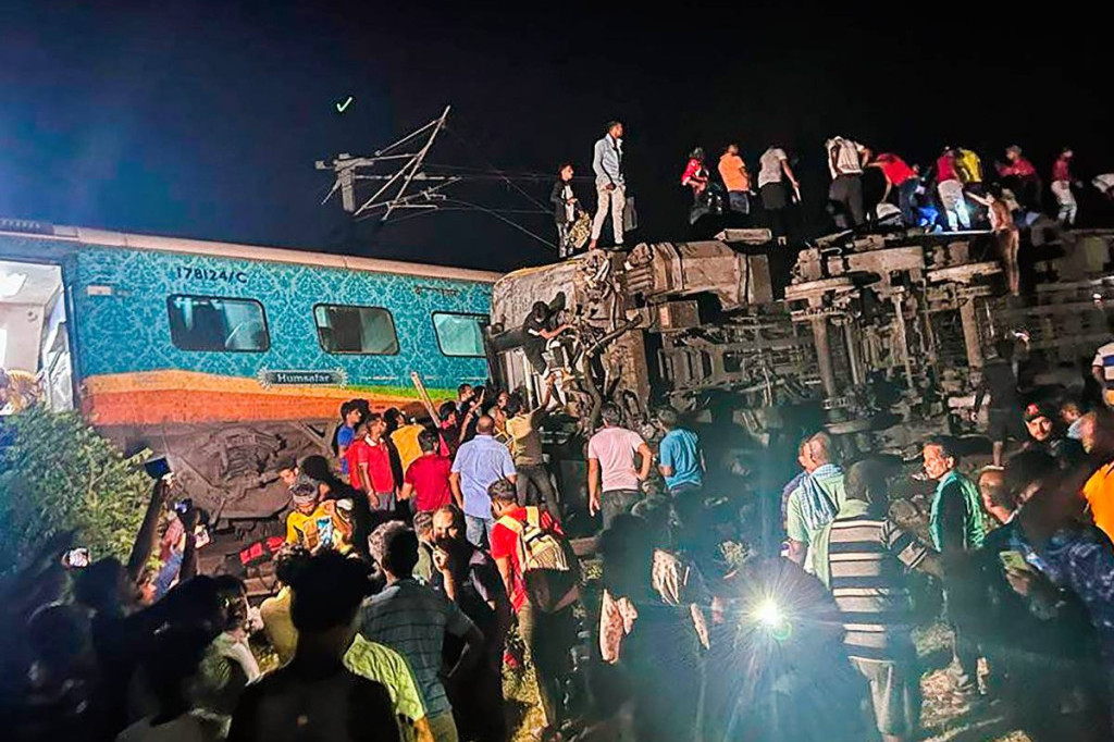 Stravičan bilans posle sudara vozova u Indiji: 120 mrtvih, 850 povređenih