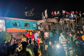 Stravičan bilans posle sudara vozova u Indiji: Najmanje 200 mrtvih, više od 900 povređenih (FOTO/VIDEO)