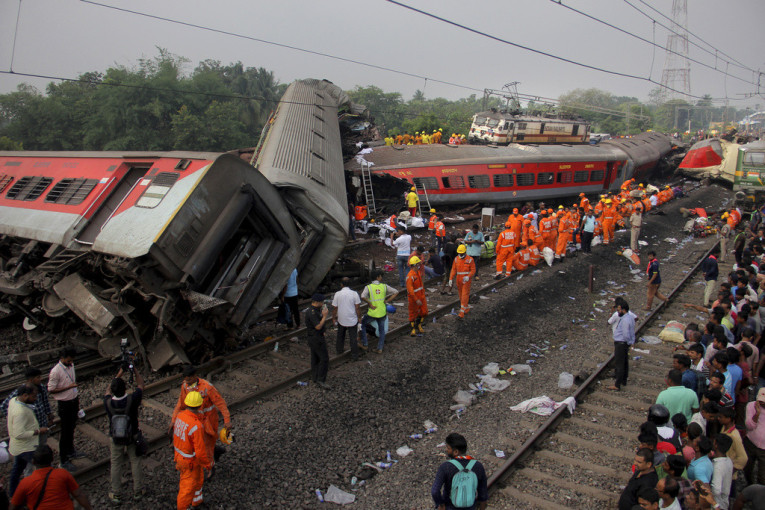 Najgora železnička nesreća u Indiji u ovom veku: Više od 260 poginulih, stotine povređenih, spasioci očajnički traže preživele (VIDEO/FOTO)