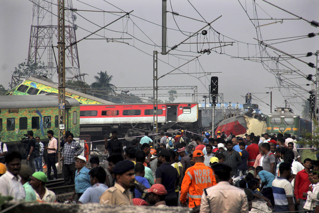 Ekspresni voz iskliznuo iz šina: Stravična nesreća u Indiji, više od 100 putnika je povređeno!