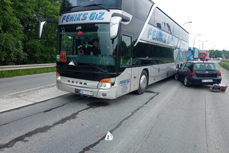 Autobus pun dece sudario se sa autom u Šapcu: Povređeno desetoro mališana